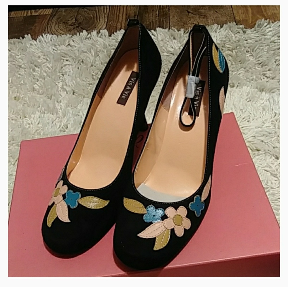 😍😍ADORABLE Vis a' Vie Suede Pumps with FLOWERS💐